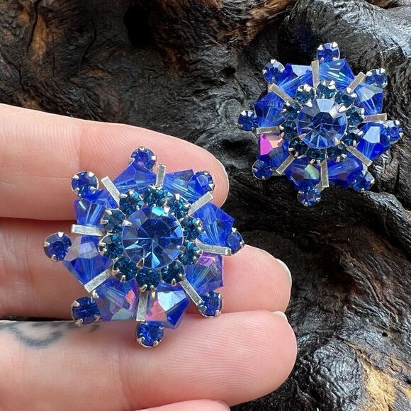 Vintage Weiss Aurora Borealis Rhinestone Clip Earrings Blue Flower Cluster Star - Picture 4 of 14